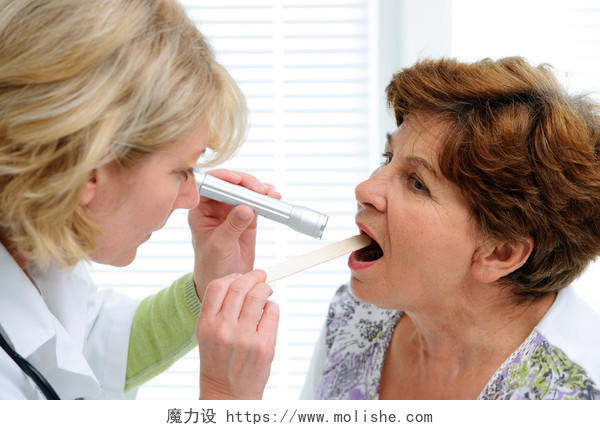 女医生正在患者做口腔检查医生看诊病人牙科口腔口腔牙齿